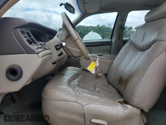 ✅ 1997 Lincoln Town Car Executive • VIN: 1LNLM81W1VY745069 • Lot: 67618525. Wystawiony na Copart z przebiegiem 140 207 mil. Bezpłatny archiwum sprzedaży aukcyjnych z USA i szczegółowy raport historii pojazdu na DreamBid. Zdjęcie 7.