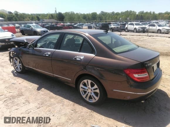 ✅ 2014 Mercedes-Benz C 250 Sport • VIN: WDDGF4HB2EA933514 • Lot: 42025198. Wystawiony na IAAI z przebiegiem 71 286 mil. Bezpłatny archiwum sprzedaży aukcyjnych z USA i szczegółowy raport historii pojazdu na DreamBid. Zdjęcie 3.