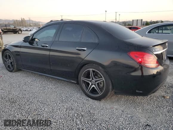 ✅ 2018 Mercedes-Benz C 300 • VIN: 55SWF4JB3JU266632 • Lot: 91131465. Wystawiony na Copart z przebiegiem 91 263 mil. Bezpłatny archiwum sprzedaży aukcyjnych z USA i szczegółowy raport historii pojazdu na DreamBid. Zdjęcie 2.