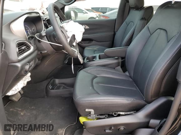 ✅ 2025 Chrysler Voyager LX • VIN: 2C4RC1CG4SR514410 • Lot: 59806705. Listed on Copart with 17,979 mi. Free auction sales archive from the USA and detailed vehicle history report at DreamBid. Image 7.