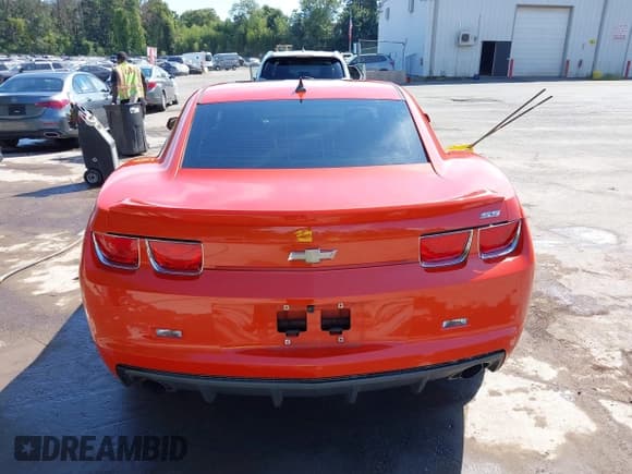 ✅ 2010 Chevrolet Camaro 2SS • VIN: 2G1FT1EW2A9141981 • Lot: 43135231. Wystawiony na IAAI z przebiegiem 110 413 mil. Bezpłatny archiwum sprzedaży aukcyjnych z USA i szczegółowy raport historii pojazdu na DreamBid. Zdjęcie 16.