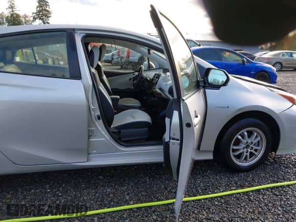 2019 Toyota Prius LE z VIN JTDL9RFU9K3011548, wystawiony jako IAAI lot #43540649 z przebiegiem 119 911 mil mil oraz . Historia ofert i sprzedaży dostępna na DreamBid. Obrazek 5.