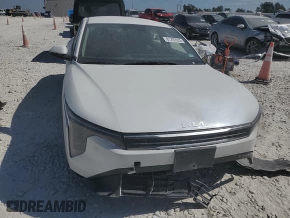 ✅ 2025 Kia K4 LXS • VIN: 3KPFT4DE6SE132687 • Lot: 87282025. Wystawiony na Copart z przebiegiem 5 882 mil. Bezpłatny archiwum sprzedaży aukcyjnych z USA i szczegółowy raport historii pojazdu na DreamBid. Zdjęcie 5.