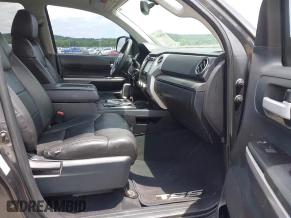 ✅ 2016 Toyota Tundra SR5 • VIN: 5TFDW5F13GX499195 • Lot: 42462431. Listed on IAAI with 105,647 mi. Free auction sales archive from the USA and detailed vehicle history report at DreamBid. Image 5.