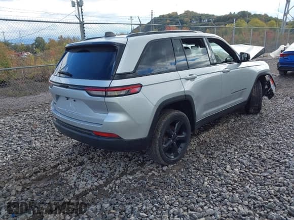 ✅ 2023 Jeep Grand Cherokee Laredo • VIN: 1C4RJHAG5P8829642 • Lot: 43522405. Wystawiony na IAAI z przebiegiem 26 012 mil. Bezpłatny archiwum sprzedaży aukcyjnych z USA i szczegółowy raport historii pojazdu na DreamBid. Zdjęcie 4.