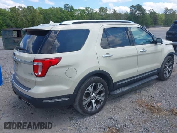 ✅ 2018 Ford Explorer Platinum • VIN: 1FM5K8HT4JGA50661 • Lot: 42184168. Wystawiony na IAAI z przebiegiem 126 407 mil. Bezpłatny archiwum sprzedaży aukcyjnych z USA i szczegółowy raport historii pojazdu na DreamBid. Zdjęcie 4.