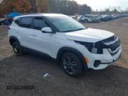 ✅ 2022 Kia Seltos S • VIN: KNDEUCAA8N7285127 • Лот: 43557181. Опубликован ранее на IAAI с пробегом 47 049 миль. Бесплатный доступ к архиву аукционных продаж из США и подробный отчёт об истории автомобиля на DreamBid. Изображение 1.