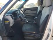 ✅ 2017 Kia Soul • VIN: KNDJN2A20H7420975 • Lot: 91246295. Wystawiony na Copart z przebiegiem 175 473 mil. Bezpłatny archiwum sprzedaży aukcyjnych z USA i szczegółowy raport historii pojazdu na DreamBid. Zdjęcie 7.