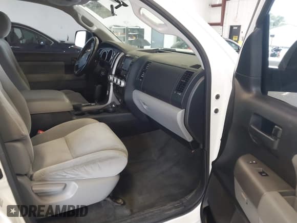 ✅ 2012 Toyota Sequoia SR5 • VIN: 5TDZM5G16CS003834 • Lot: 42662723. Wystawiony na IAAI z przebiegiem 194 039 mil. Bezpłatny archiwum sprzedaży aukcyjnych z USA i szczegółowy raport historii pojazdu na DreamBid. Zdjęcie 5.