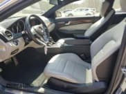 ✅ 2013 Mercedes-Benz C 250 • VIN: WDDGJ4HB4DF996985 • Lot: 53856745. Wystawiony na Copart z przebiegiem 80 198 mil. Bezpłatny archiwum sprzedaży aukcyjnych z USA i szczegółowy raport historii pojazdu na DreamBid. Zdjęcie 7.