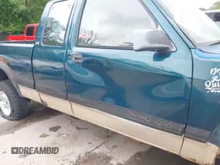1993 Dodge Dakota z VIN 1B7GG23Y4PS212227, wystawiony jako IAAI lot #42748518 z przebiegiem 269 514 mil mil oraz . Historia ofert i sprzedaży dostępna na DreamBid. Obrazek 6.