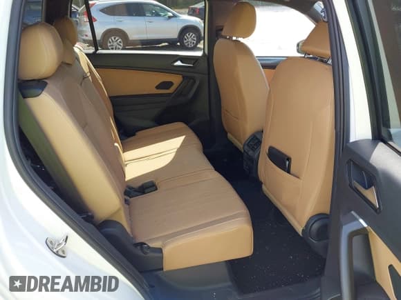 ✅ 2024 Volkswagen Tiguan SE R-Line Black • VIN: 3VVCB7AX4RM099266 • Lot: 42236374. Wystawiony na IAAI z przebiegiem 16 788 mil. Bezpłatny archiwum sprzedaży aukcyjnych z USA i szczegółowy raport historii pojazdu na DreamBid. Zdjęcie 8.