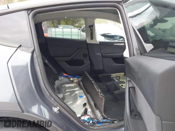 ✅ 2023 Tesla Model Y Long Range • VIN: 7SAYGDEE1PA155811 • Lot: 43469495. Wystawiony na IAAI z przebiegiem 19 710 mil. Bezpłatny archiwum sprzedaży aukcyjnych z USA i szczegółowy raport historii pojazdu na DreamBid. Zdjęcie 8.