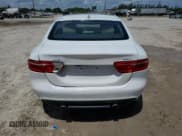 ✅ 2018 Jaguar XE 25t • VIN: SAJAR4FX8JCP27863 • Lot: 70371115. Wystawiony na Copart z przebiegiem 69 456 mil. Bezpłatny archiwum sprzedaży aukcyjnych z USA i szczegółowy raport historii pojazdu na DreamBid. Zdjęcie 6.