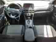 2019 Hyundai Kona SE z VIN KM8K12AA1KU221512, wystawiony jako Copart lot #55398343 z przebiegiem 55 337 mil mil oraz . Historia ofert i sprzedaży dostępna na DreamBid. Obrazek 8.