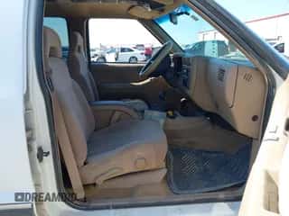 1997 Chevrolet Blazer LS z VIN 1GNDT13W8V2135390, wystawiony jako IAAI lot #43400178 z przebiegiem 130 869 mil mil oraz . Historia ofert i sprzedaży dostępna na DreamBid. Obrazek 5.