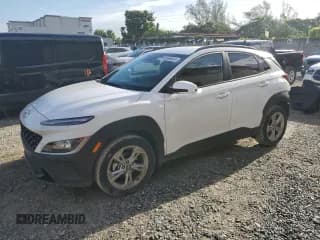 ✅ 2023 Hyundai Kona SEL • VIN: KM8K62AB3PU978137 • Лот: 63588924. Опубликован ранее на Copart с пробегом 1 547 миль. Бесплатный доступ к архиву аукционных продаж из США и подробный отчёт об истории автомобиля на DreamBid. Изображение 1.