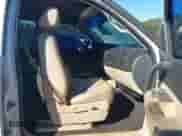 2008 Chevrolet Silverado 1500 1LT z VIN 3GCEC13J48G118065, wystawiony jako IAAI lot #43444760 z przebiegiem 301 524 mil mil oraz . Historia ofert i sprzedaży dostępna na DreamBid. Obrazek 5.