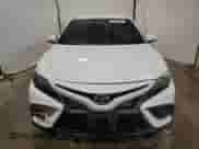 2022 Toyota Camry SE z VIN 4T1G11AKXNU664674, wystawiony jako Copart lot #68319575 z przebiegiem 62 490 mil mil oraz Czysty tytuł • Clean title. Historia ofert i sprzedaży dostępna na DreamBid. Obrazek 5.