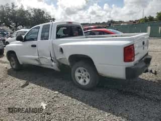 2008 Dodge Dakota SXT z VIN 1D3HE32N08S590285, wystawiony jako Copart lot #70613174 z przebiegiem 60 338 mil mil oraz Szkoda całkowita • Salvage title. Historia ofert i sprzedaży dostępna na DreamBid. Obrazek 2.