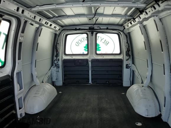 ✅ 2020 Chevrolet Express Cargo • VIN: 1GCWGAFP9L1127649 • Lot: 68323215. Wystawiony na Copart z przebiegiem 96 164 mil. Bezpłatny archiwum sprzedaży aukcyjnych z USA i szczegółowy raport historii pojazdu na DreamBid. Zdjęcie 9.