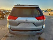 ✅ 2013 Toyota Sienna LE • VIN: 5TDKK3DCXDS281607 • Лот: 96292585. Опубликован ранее на Copart с пробегом 98 613 миль. Бесплатный доступ к архиву аукционных продаж из США и подробный отчёт об истории автомобиля на DreamBid. Изображение 6.