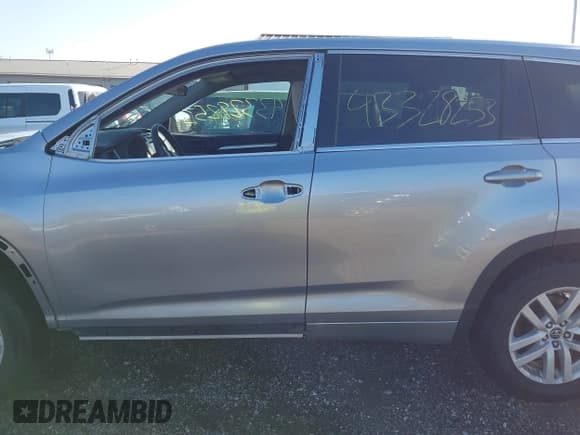 ✅ 2016 Toyota Highlander LE • VIN: 5TDZKRFH0GS177240 • Lot: 43328253. Wystawiony na IAAI z przebiegiem 75 924 mil. Bezpłatny archiwum sprzedaży aukcyjnych z USA i szczegółowy raport historii pojazdu na DreamBid. Zdjęcie 15.