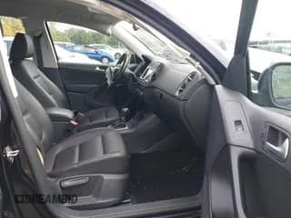 ✅ 2017 Volkswagen Tiguan S • VIN: WVGBV7AX5HK025941 • Lot: 43408583. Wystawiony na IAAI z przebiegiem 100 799 mil. Bezpłatny archiwum sprzedaży aukcyjnych z USA i szczegółowy raport historii pojazdu na DreamBid. Zdjęcie 5.