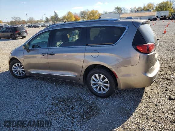 ✅ 2018 Chrysler Pacifica Touring L • VIN: 2C4RC1BG6JR306562 • Lot: 91841865. Listed on Copart with 123,809 mi. Free auction sales archive from the USA and detailed vehicle history report at DreamBid. Image 2.