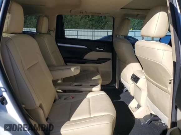 ✅ 2018 Toyota Highlander SE • VIN: 5TDJZRFH2JS541643 • Lot: 82588675. Wystawiony na Copart z przebiegiem 41 666 mil. Bezpłatny archiwum sprzedaży aukcyjnych z USA i szczegółowy raport historii pojazdu na DreamBid. Zdjęcie 11.