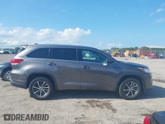 ✅ 2017 Toyota Highlander XLE • VIN: 5TDKZRFH6HS205427 • Lot: 42581825. Listed on IAAI with Not provided. Free auction sales archive from the USA and detailed vehicle history report at DreamBid. Image 14.