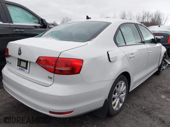✅ 2015 Volkswagen Jetta SE • VIN: 3VWD17AJ3FM298805 • Lot: 43700047. Wystawiony na IAAI z przebiegiem 131 342 mil. Bezpłatny archiwum sprzedaży aukcyjnych z USA i szczegółowy raport historii pojazdu na DreamBid. Zdjęcie 4.