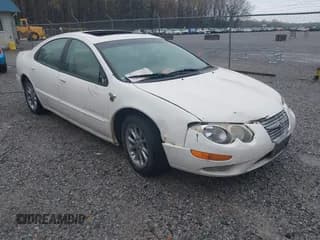 ✅ 1999 Chrysler 300M M • VIN: 2C3HE66G1XH783920 • Lot: 41943790. Wystawiony na IAAI z przebiegiem 180 944 mil. Bezpłatny archiwum sprzedaży aukcyjnych z USA i szczegółowy raport historii pojazdu na DreamBid. Zdjęcie 1.