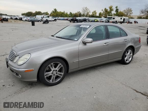 ✅ 2005 Mercedes-Benz E 500 • VIN: WDBUF83J75X170081 • Lot: 82342585. Wystawiony na Copart z przebiegiem 153 205 mil. Bezpłatny archiwum sprzedaży aukcyjnych z USA i szczegółowy raport historii pojazdu na DreamBid. Zdjęcie 1.