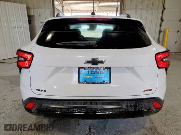 2025 Chevrolet Trax 2RS z VIN KL77LJEP7SC278071, wystawiony jako Copart lot #86181155 z przebiegiem 1 418 mil mil oraz Czysty tytuł • Clean title. Historia ofert i sprzedaży dostępna na DreamBid. Obrazek 6.