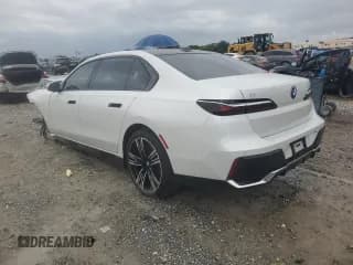 ✅ 2023 BMW i7 xDrive60 • VIN: WBY53EJ05PCN64145 • Lot: 85737755. Wystawiony na Copart z przebiegiem 14 879 mil. Bezpłatny archiwum sprzedaży aukcyjnych z USA i szczegółowy raport historii pojazdu na DreamBid. Zdjęcie 2.