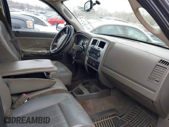 2005 Dodge Dakota Laramie z VIN 1D7HE58NX5S210320, wystawiony jako IAAI lot #41767606 z przebiegiem Nie podano mil oraz . Historia ofert i sprzedaży dostępna na DreamBid. Obrazek 5.