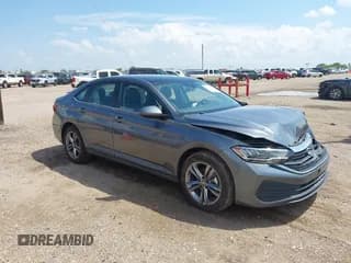 ✅ 2024 Volkswagen Jetta SE • VIN: 3VW7M7BU8RM039583 • Lot: 43155275. Wystawiony na IAAI z przebiegiem 16 139 mil. Bezpłatny archiwum sprzedaży aukcyjnych z USA i szczegółowy raport historii pojazdu na DreamBid. Zdjęcie 1.