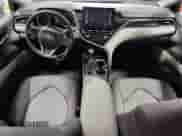 2023 Toyota Camry Hybrid LE z VIN 4T1C31AK0PU614488, wystawiony jako Copart lot #71786005 z przebiegiem 59 442 mil mil oraz Szkoda całkowita • Salvage title. Historia ofert i sprzedaży dostępna na DreamBid. Obrazek 8.