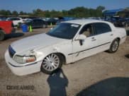 ✅ 2003 Lincoln Town Car Executive • VIN: 1LNHM81W43Y649116 • Lot: 71460255. Wystawiony na Copart z przebiegiem 105 037 mil. Bezpłatny archiwum sprzedaży aukcyjnych z USA i szczegółowy raport historii pojazdu na DreamBid. Zdjęcie 1.