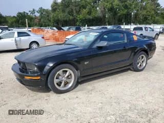 ✅ 2005 Ford Mustang GT Deluxe • VIN: 1ZVHT82H455229736 • Лот: 84266705. Опубликован ранее на Copart с пробегом 170 730 миль. Бесплатный доступ к архиву аукционных продаж из США и подробный отчёт об истории автомобиля на DreamBid. Изображение 1.