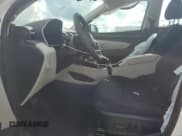 ✅ 2023 Hyundai Tucson SEL • VIN: 5NMJB3AE8PH196791 • Lot: 68501633. Wystawiony na Copart z przebiegiem 18 075 mil. Bezpłatny archiwum sprzedaży aukcyjnych z USA i szczegółowy raport historii pojazdu na DreamBid. Zdjęcie 7.