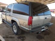 ✅ 1999 GMC Suburban • VIN: 3GKFK16R8XG501843 • Lot: 42467263. Wystawiony na IAAI z przebiegiem Nie podano. Bezpłatny archiwum sprzedaży aukcyjnych z USA i szczegółowy raport historii pojazdu na DreamBid. Zdjęcie 3.