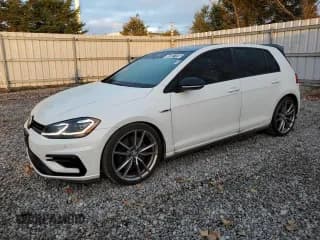 ✅ 2018 Volkswagen Golf R • VIN: WVWVF7AU2JW118967 • Lot: 86307755. Wystawiony na Copart z przebiegiem 85 979 mil. Bezpłatny archiwum sprzedaży aukcyjnych z USA i szczegółowy raport historii pojazdu na DreamBid. Zdjęcie 1.