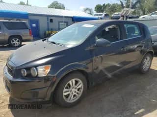 2015 Chevrolet Sonic LT z VIN 1G1JC6SH1F4135287, wystawiony jako Copart lot #81600535 z przebiegiem 114 277 mil mil oraz Szkoda całkowita • Salvage title. Historia ofert i sprzedaży dostępna na DreamBid. Obrazek 1.