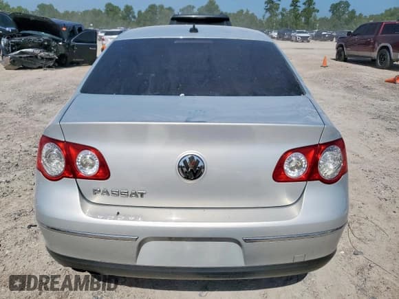 ✅ 2010 Volkswagen Passat Komfort • VIN: WVWJM7AN8AE106812 • Lot: 66883135. Listed on Copart with 127,704 mi. Free auction sales archive from the USA and detailed vehicle history report at DreamBid. Image 6.