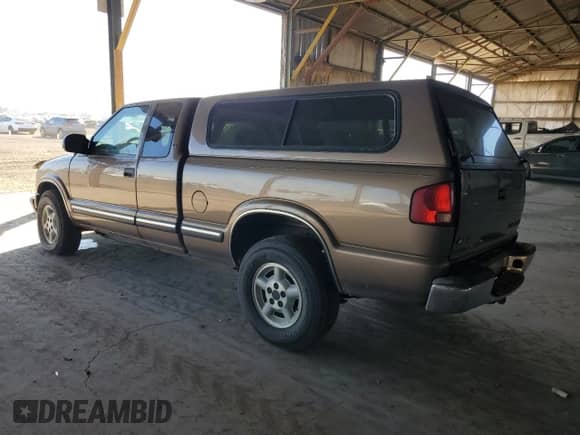 2002 Chevrolet S-10 LS z VIN 1GCDT19W128235954, wystawiony jako Copart lot #91596765 z przebiegiem 277 489 mil mil oraz Szkoda całkowita • Salvage title. Historia ofert i sprzedaży dostępna na DreamBid. Obrazek 2.