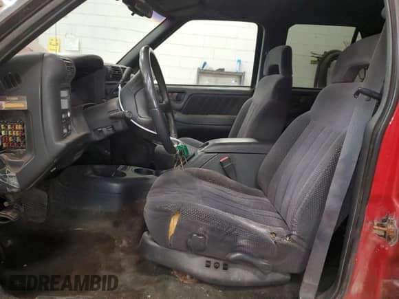 1996 Chevrolet Blazer z VIN 1GNDT13W6T2168241, wystawiony jako Copart lot #41511525 z przebiegiem 132 494 mil mil oraz Czysty tytuł • Clean title. Historia ofert i sprzedaży dostępna na DreamBid. Obrazek 7.