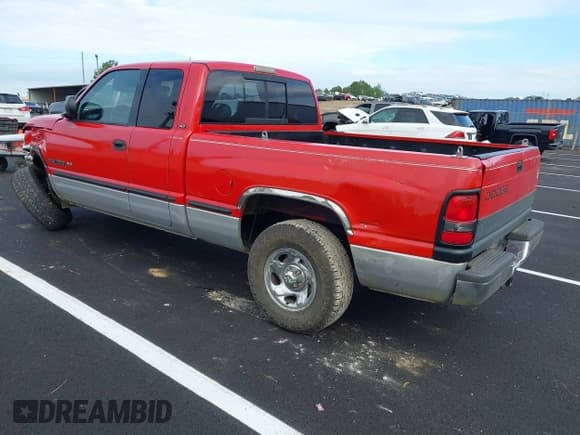 ✅ 1998 Dodge 1500 • VIN: 1B7HC13Y6WJ134063 • Lot: 43302286. Wystawiony na IAAI z przebiegiem 188 374 mil. Bezpłatny archiwum sprzedaży aukcyjnych z USA i szczegółowy raport historii pojazdu na DreamBid. Zdjęcie 3.