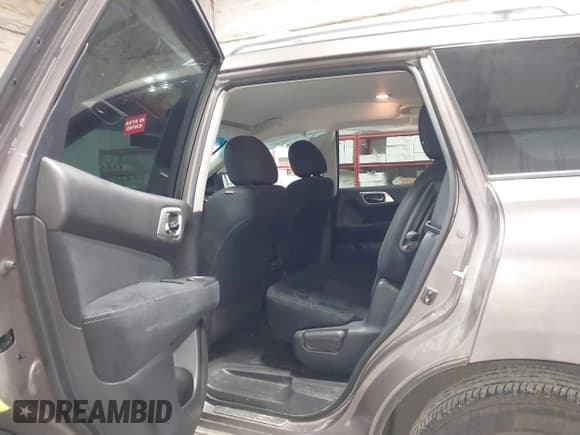 ✅ 2014 Nissan Pathfinder SV • VIN: 5N1AR2MM7EC725129 • Lot: 43114808. Listed on IAAI with 45,061 mi. Free auction sales archive from the USA and detailed vehicle history report at DreamBid. Image 8.